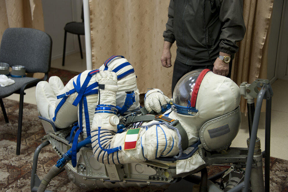 Test křesla lodi Sojuz se skafandrem Sokol.