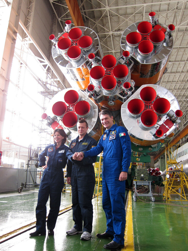 La tripulación junto al lanzador Soyuz el 11 de Diciembre. <A HREF="http://www.esa.int/SPECIALS/magisstra/SEMBGQOR9HG_mg_1.html">Galería de fotos de los preparativos en Baikonur</A>.