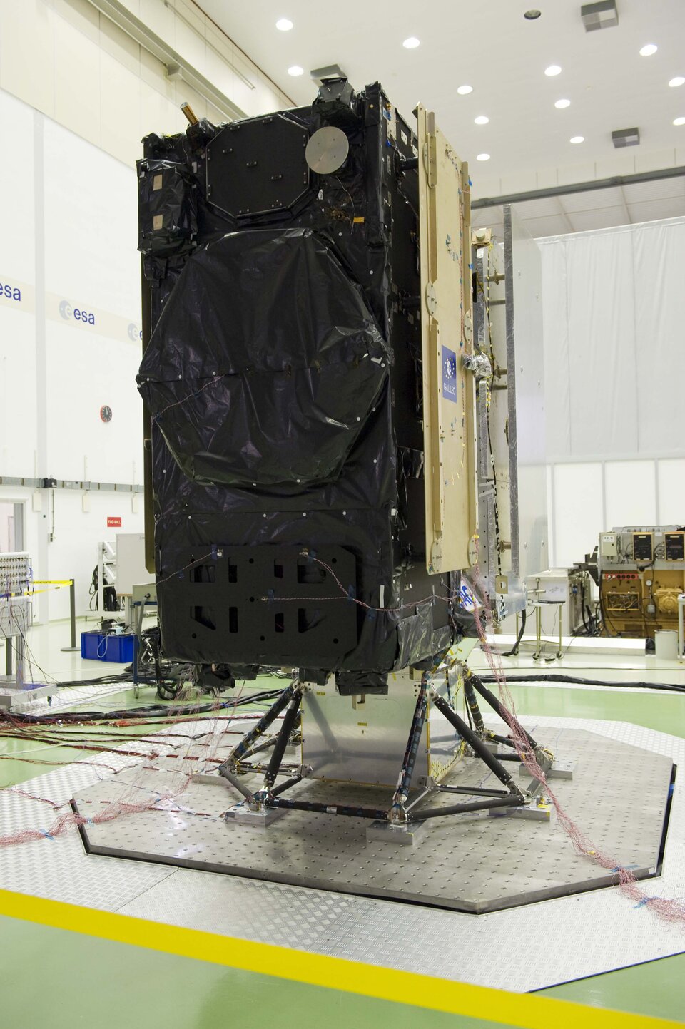 Galileo-satelliitti testattavana ESTECissä, Hollannissa