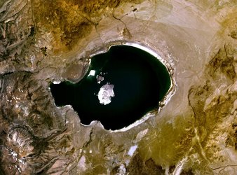 I Mono Lake i Kalifornien lever den märkliga bakterien som verkar kunna använda arsenik istället för fosfor som byggsten.