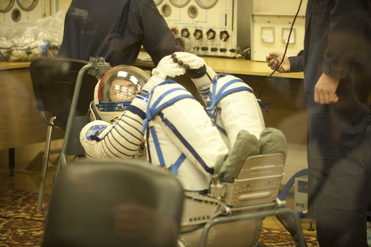 Paolo Nespoli in Sokol suit pressure test in the MIK preparation building