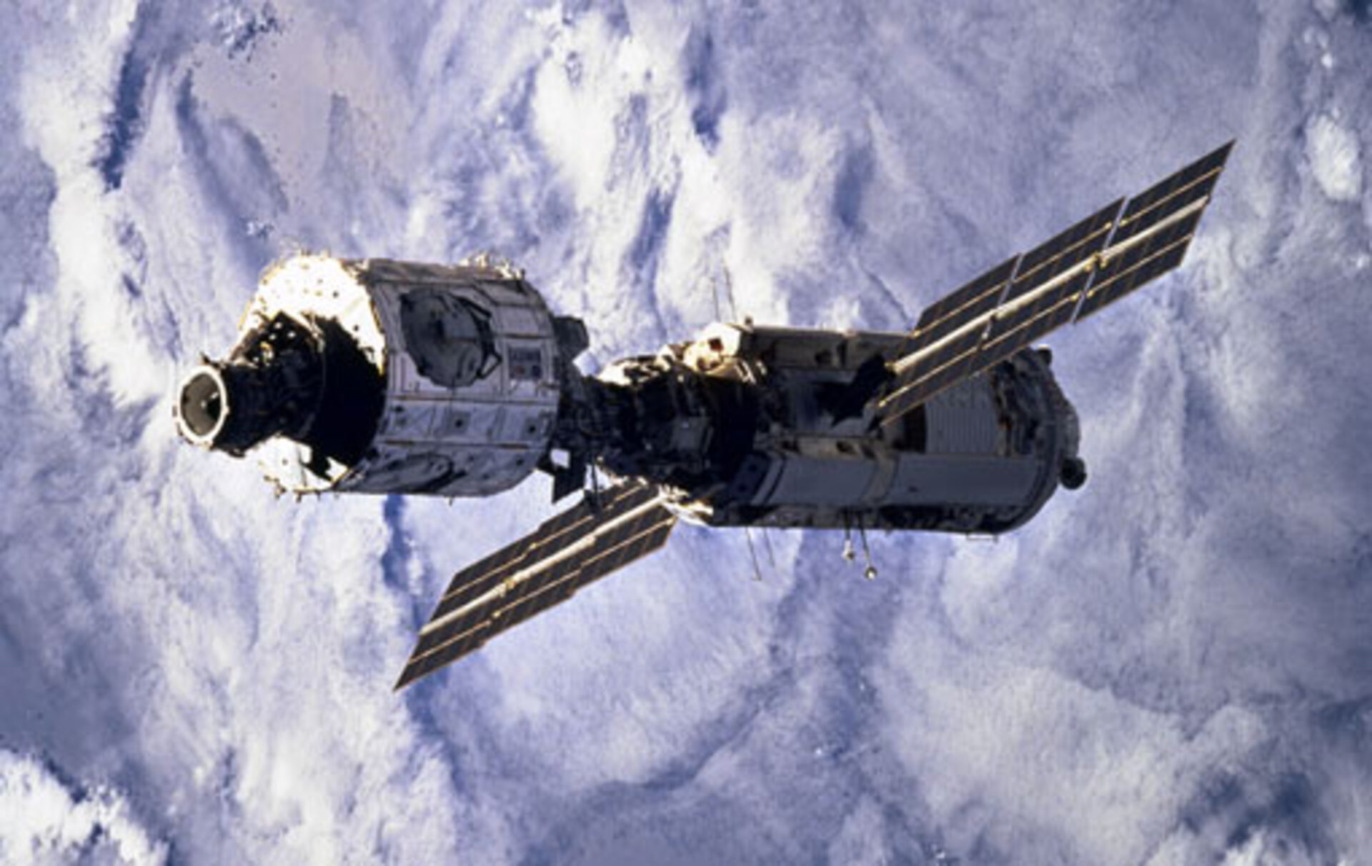Фото космического корабля в космосе. МКС 1999. Международная Космическая станция МКС. Космические корабли и орбитальные станции. Модуль Заря МКС.