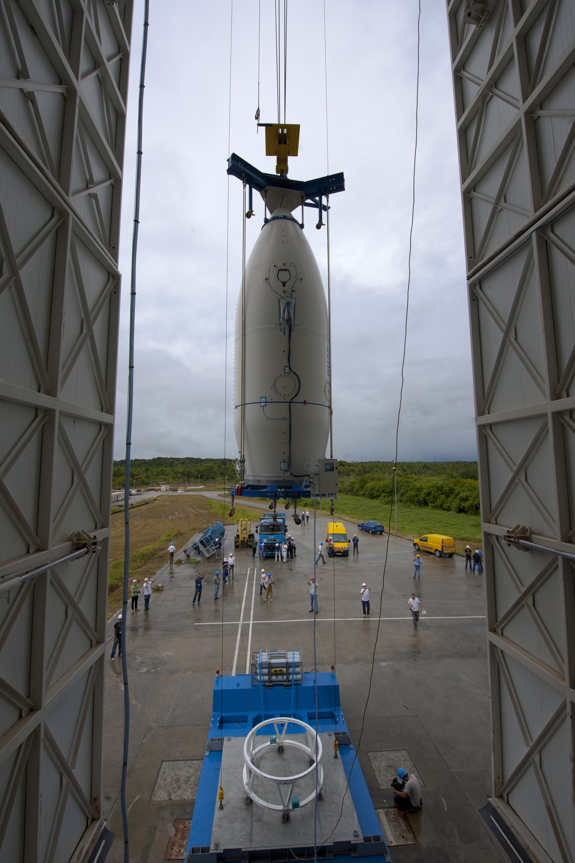 Hoisting of Vega's payload composite