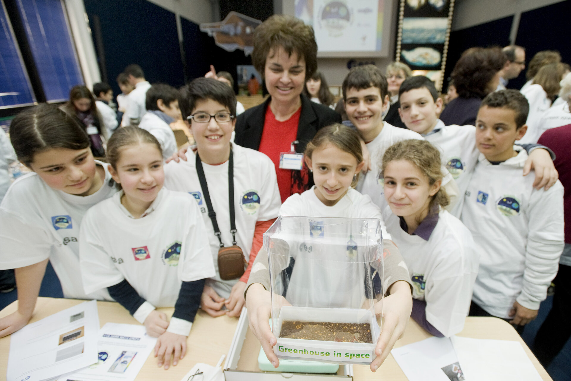 Italian schoolchildren at the Greenhouse in Space event