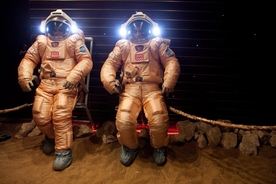 Mars500-miehistö testaamassa Orlan-pukuja ennen koneen alkamista