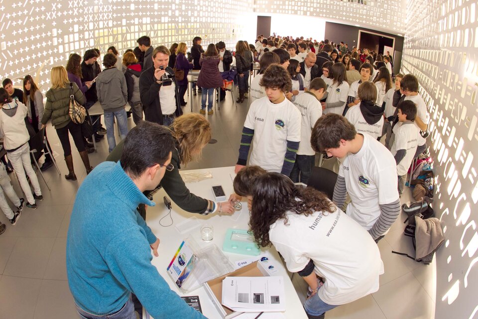 Portugese children at the Greenhouse in Space event