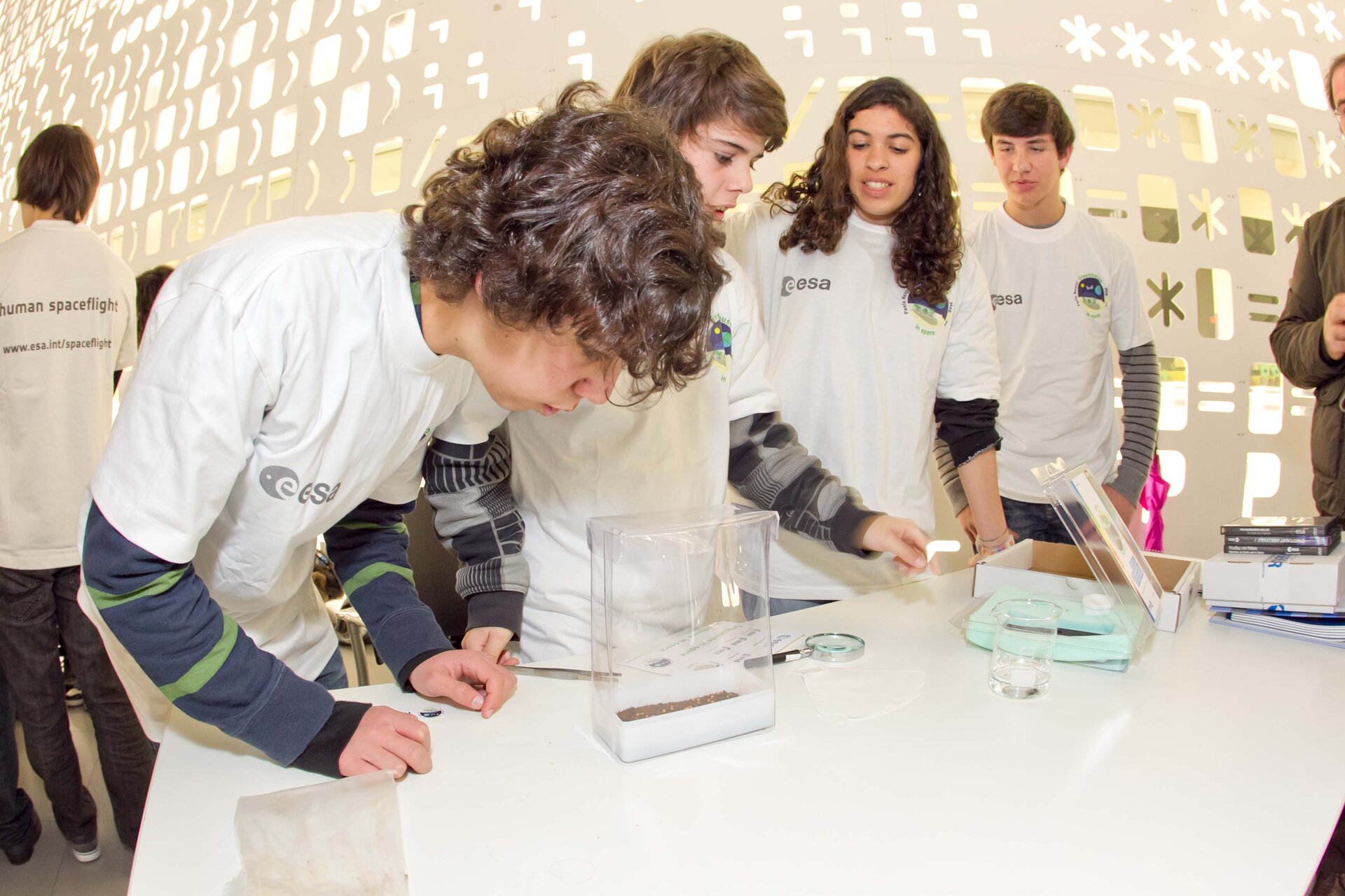 Portugese children at the Greenhouse in Space event