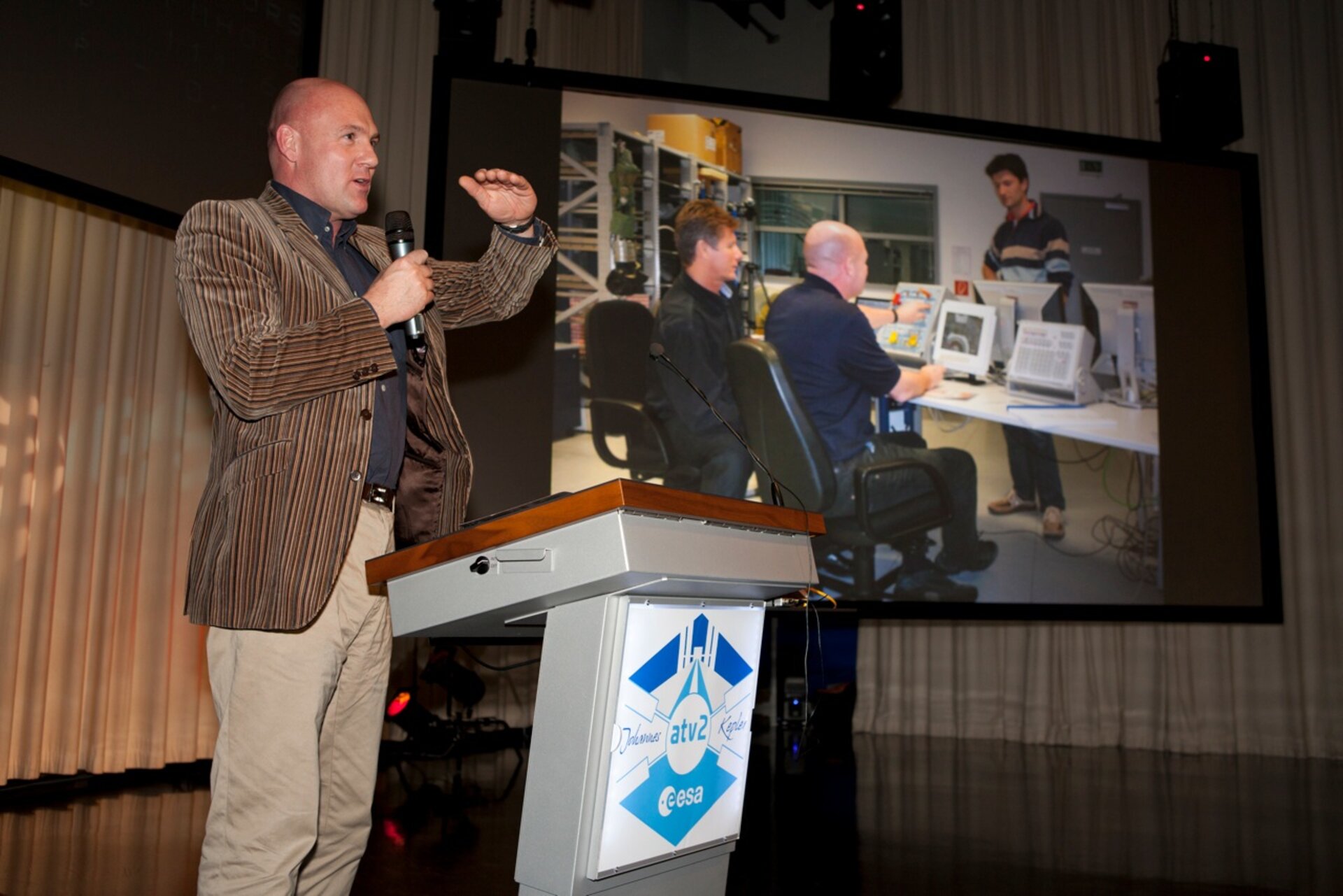 André Kuipers tijdens de koppeling van ATV-2