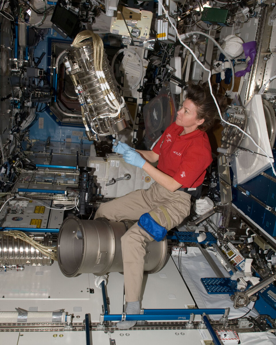 Catherine Coleman switching Furnace inserts in the Material Science Laboratory