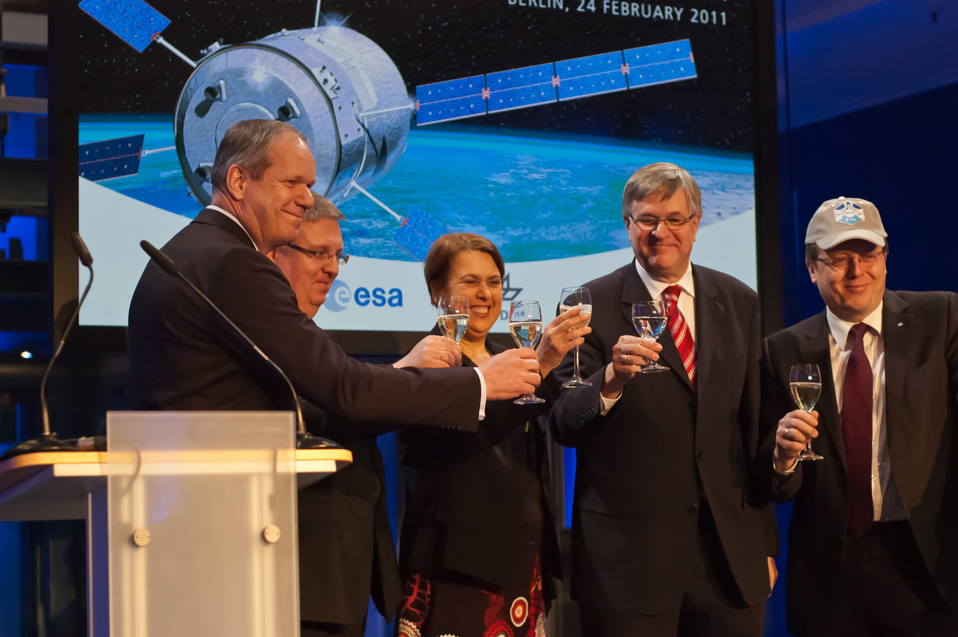 Evert Dudok, Michael Menking, Simonetta Di Pippo, Peter Hinze and Johannes Wörner celebrating the successful docking of ATV-02.