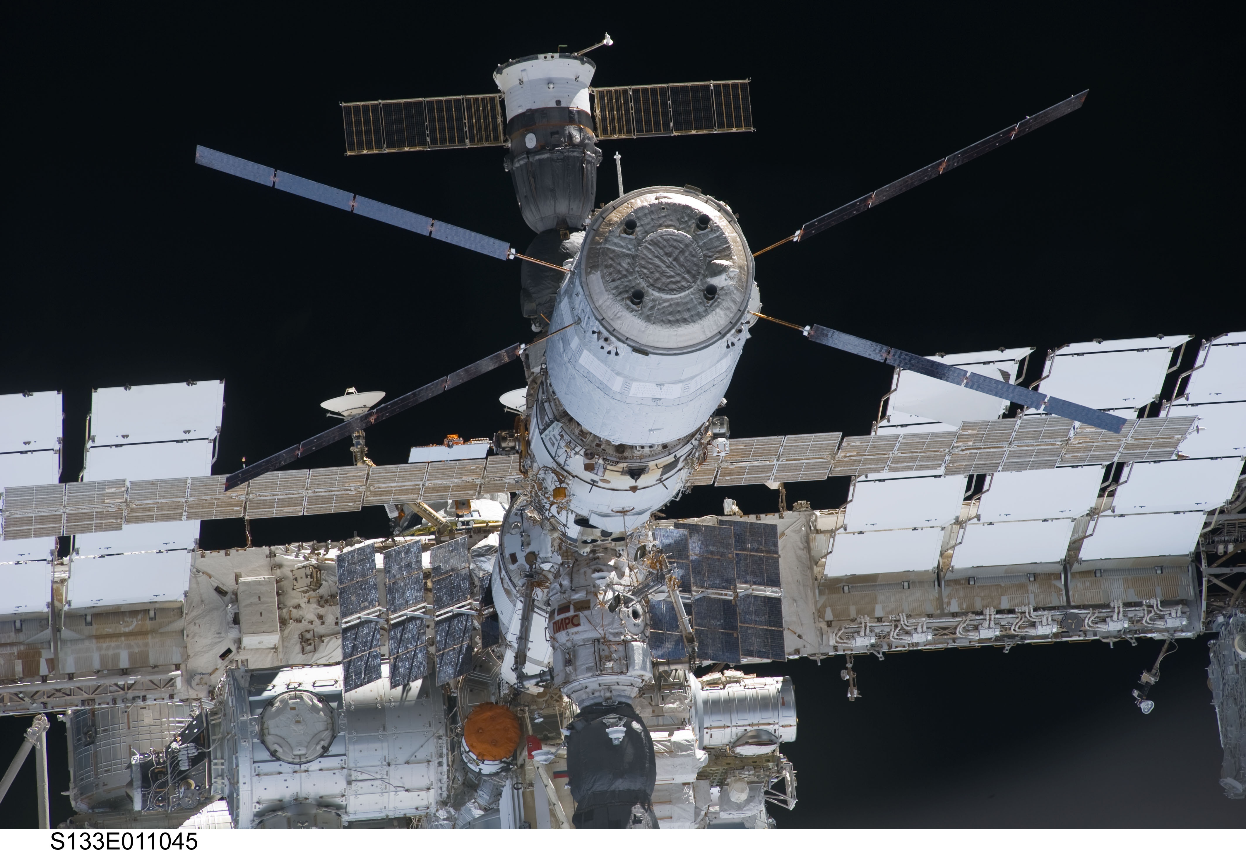 Какая космическая станция сейчас работает. МКС 1999. Космическая станция МКС. Международная орбитальная Космическая станция. ЭМКАЭС Космическая станция.