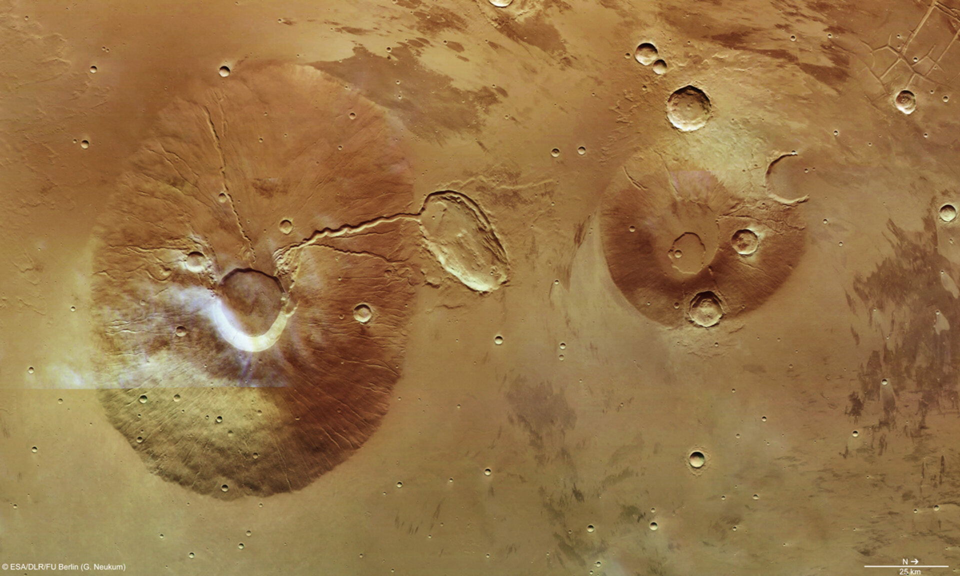 Ceraunius Tholus e Uranius Tholus sono due vulcani vicini nella regione Tharsis di Marte. Credits: ESA.