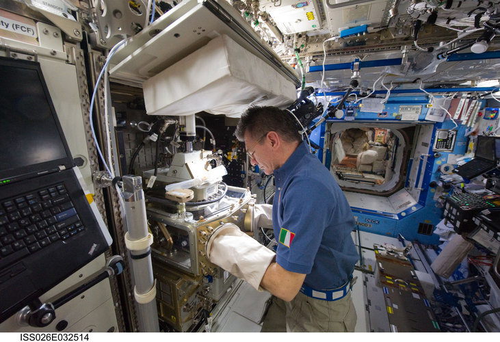 Paolo Nespoli works with LMM during his MagISStra mission in 2011