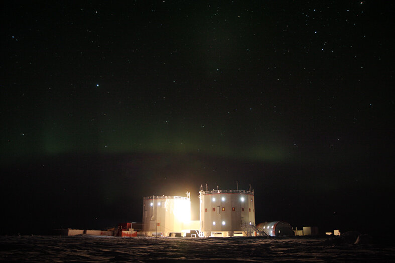 Concordia station and aurora australis