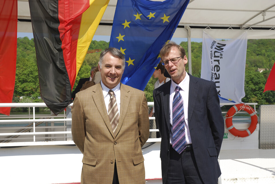 Amtsübergabe von Juan de Dalmau, Generaldelegierter der CVA, ESA (rechts), an seinen Nachfolger Jean-Luc Bozet von der Universität Lüttich.