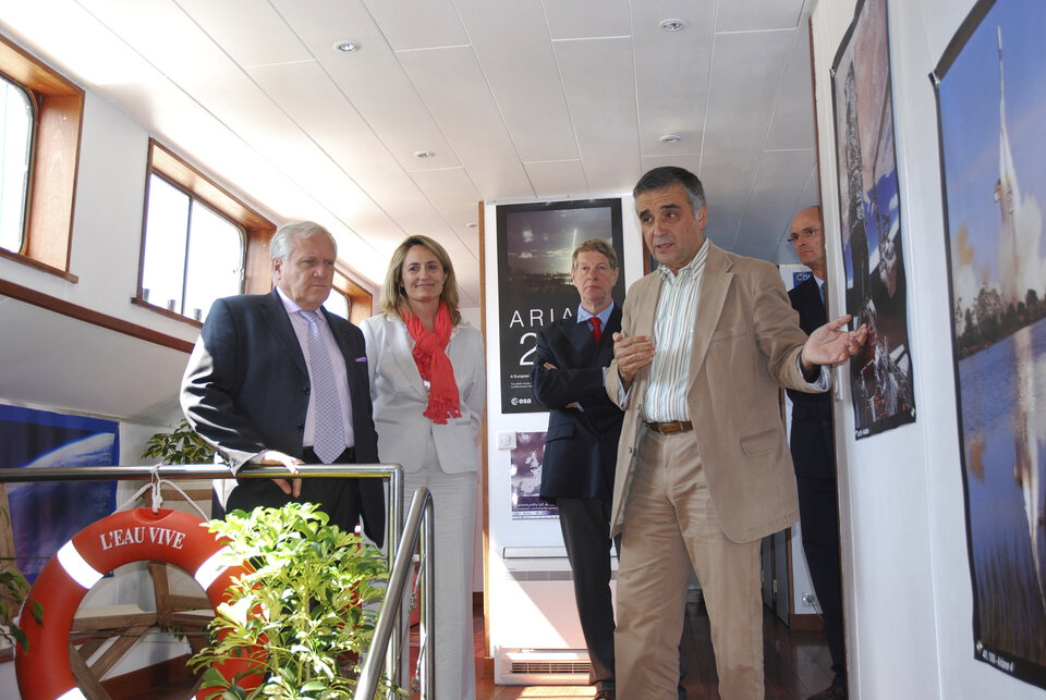 Besuch einer in Zusammenarbeit mit dem CNES und der ESA vorgesehenen Ariane-Ausstellung auf dem Lastkahn „Eau Vive“. Von links nach rechts: Alain Gournac, Sophie Primas, Jean-Pierre Turbergue, François Garay und Rémi de Badts.
