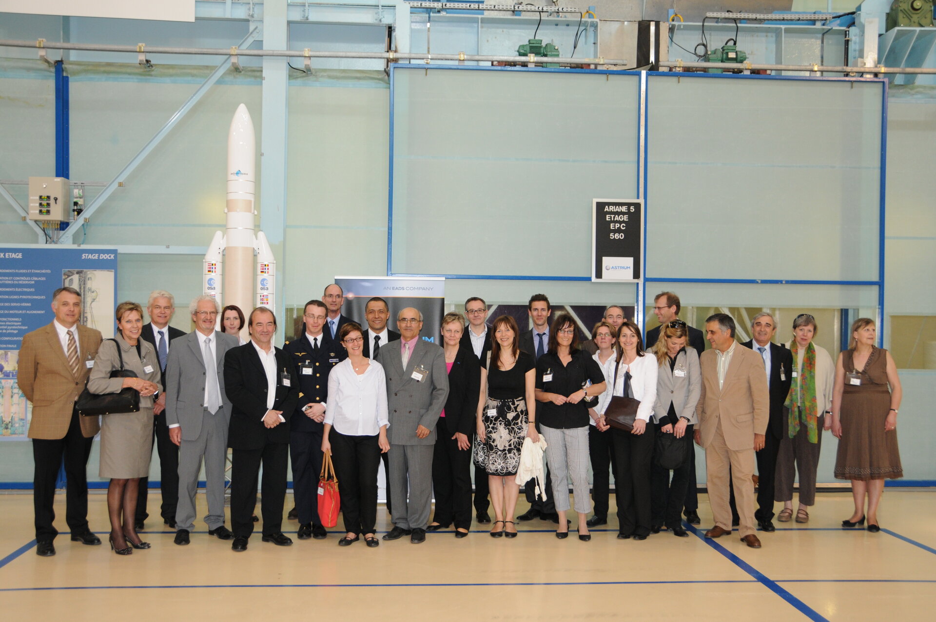 Teilnehmer der Sitzung des Rates der Bürgermeister der CVA bei der Besichtigung der Montagehalle der Ariane-5, Astrium Space Transportation, Les Mureaux.