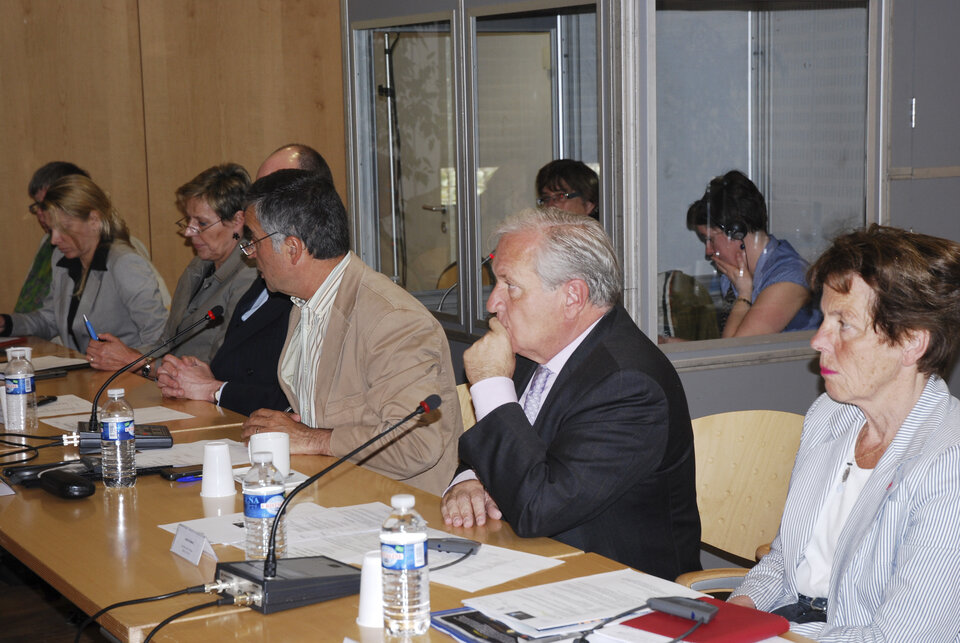 Sitzung des Rates der Bürgermeister. Im Vordergrund: Alain Gournac, Senator des Départements Yvelines.