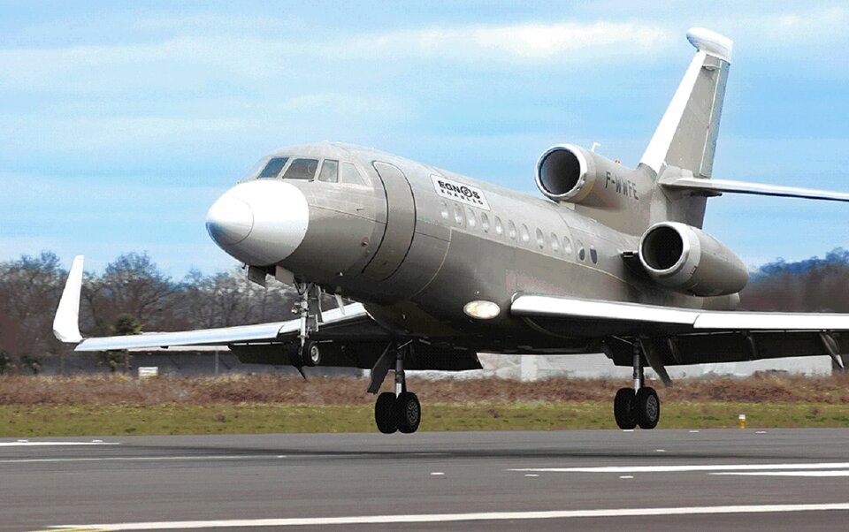 Dassault Falcon 900 landing at Pau using EGNOS