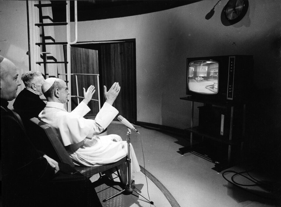 Papež Pavel VI. sleduje přistání Apolla-11.