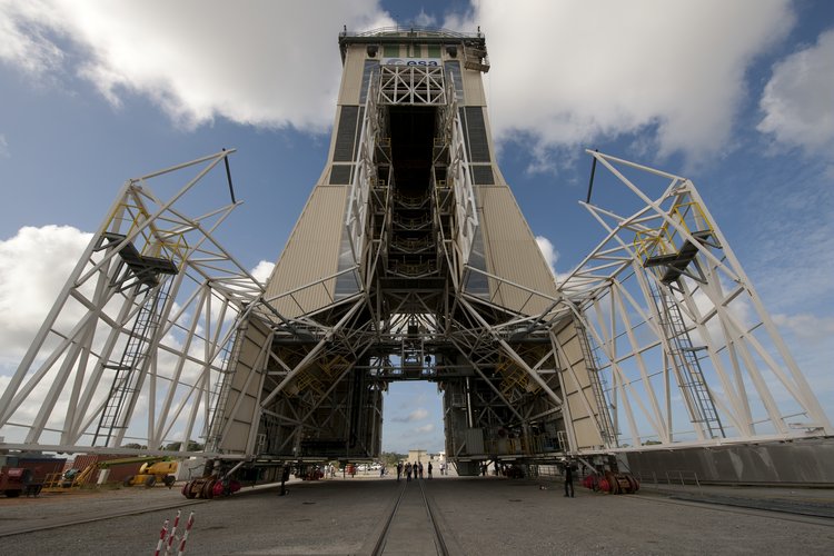 Soyuz mobile gantry rollout