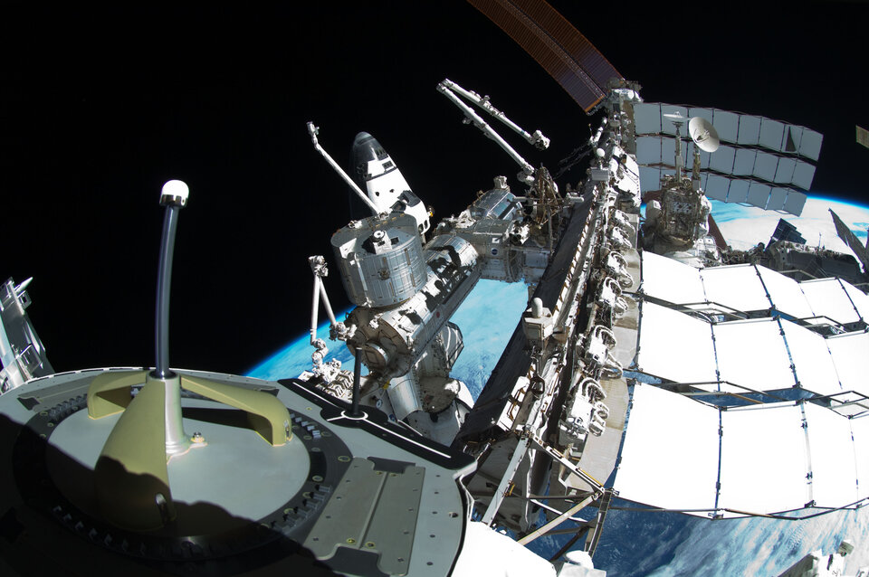 Vista panorámica de la ISS durante uno de los paseos espaciales