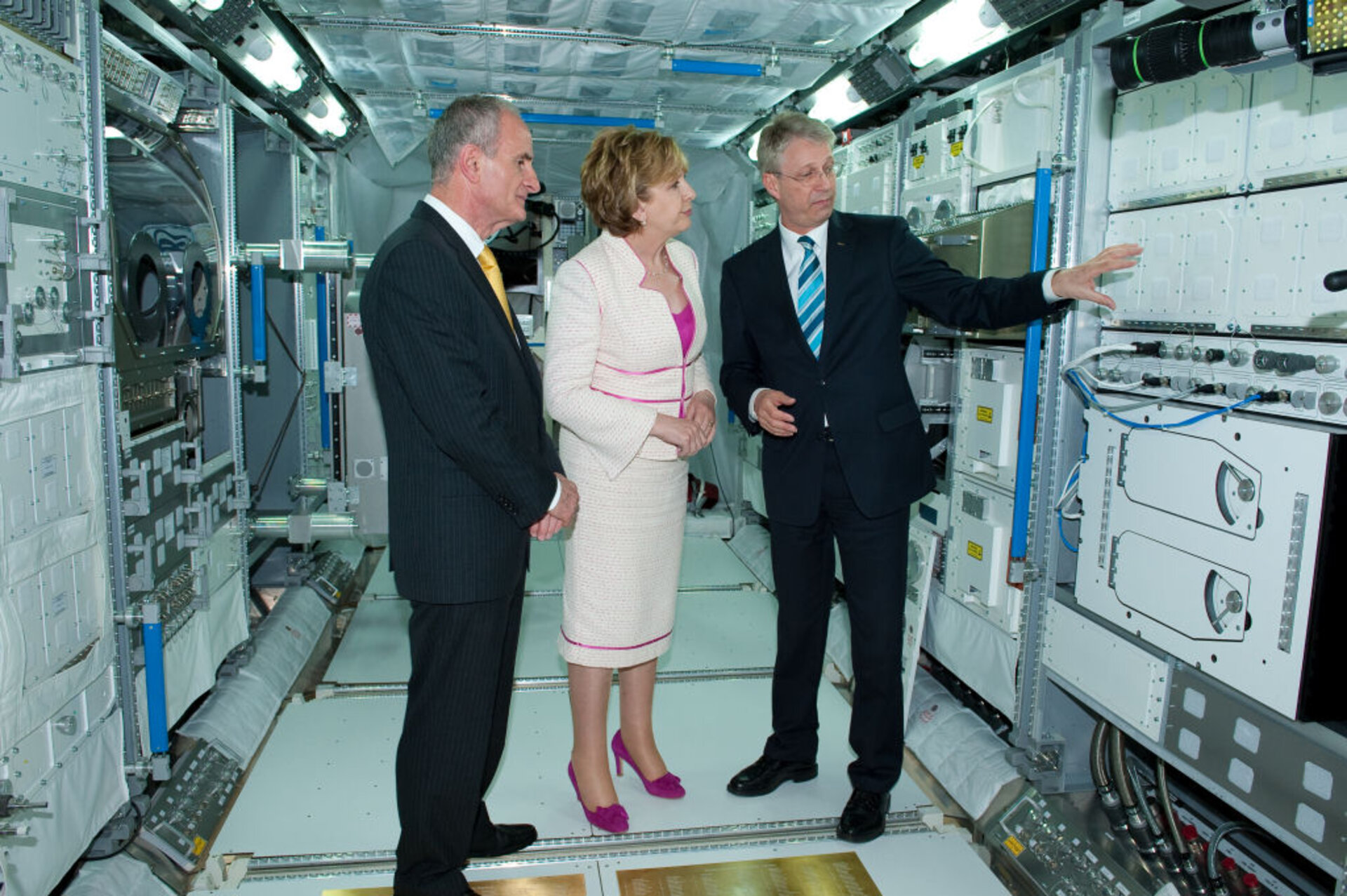 Thomas Reiter shows a training model of the Columbus module