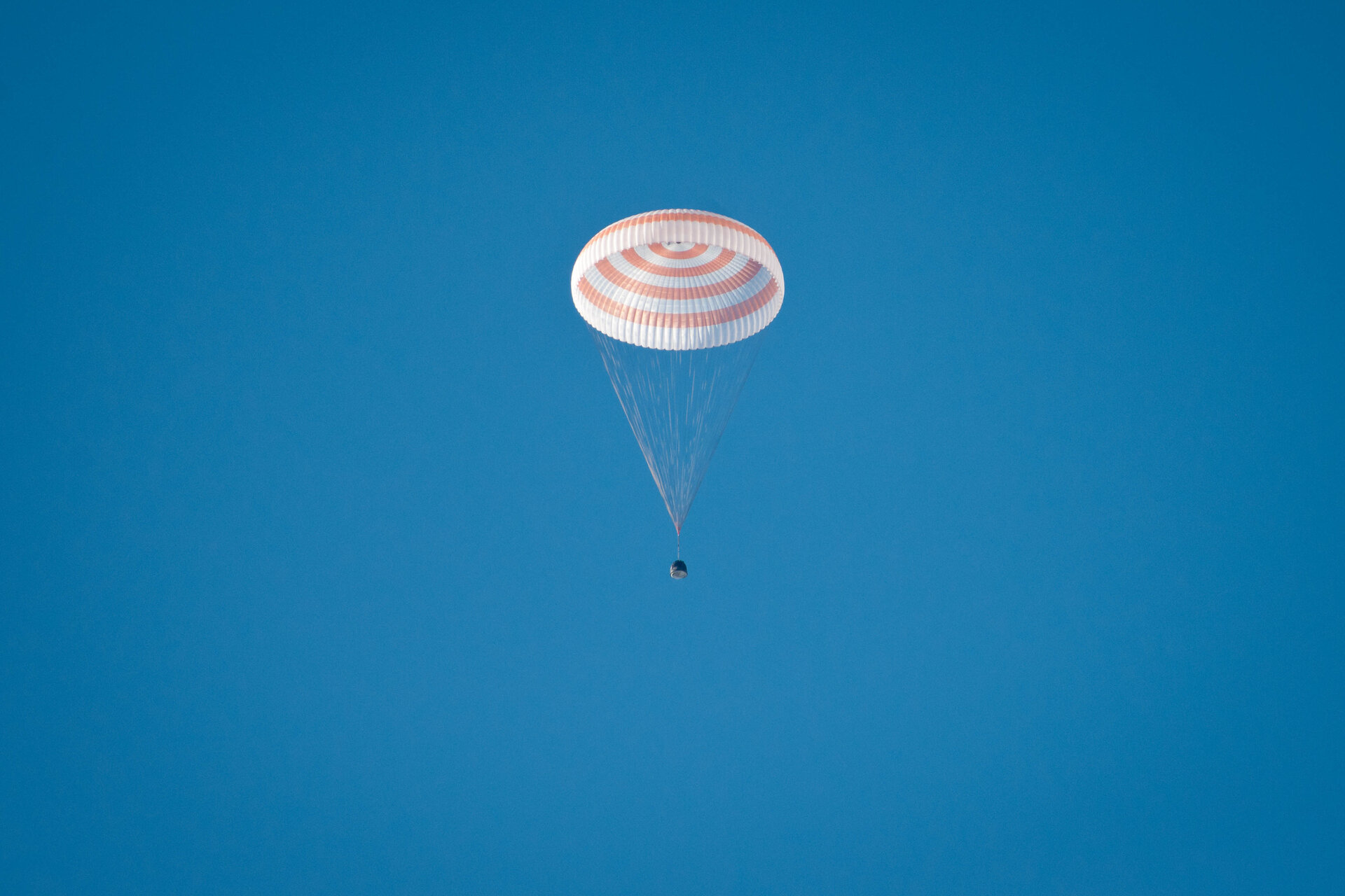Το διαστημόπλοιο Soyuz προσγειώθηκε με τη βοήθεια αλεξίπτωτου