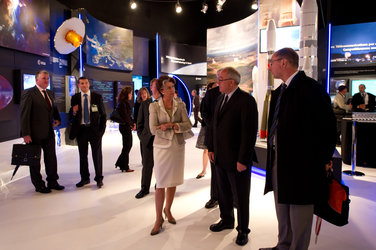 Claude-France Arnould and Jean-Jacques Dordain visit the ESA pavilion