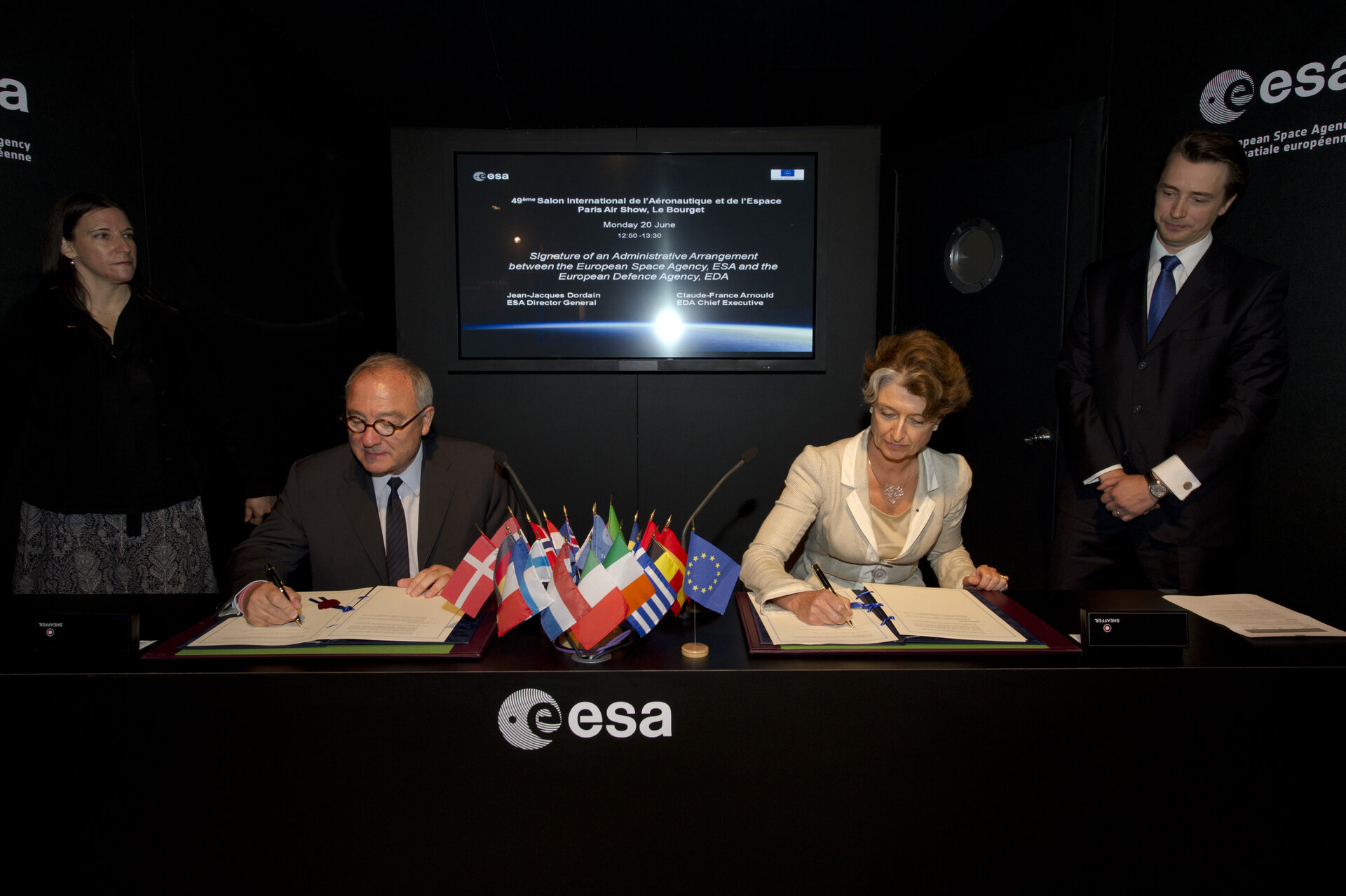Signature de l'Arrangement administratif entre l'ESA et l'AED