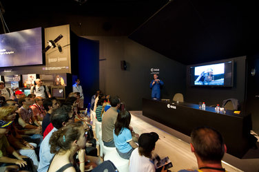 Frank De Winne meets the public at the ESA pavilion