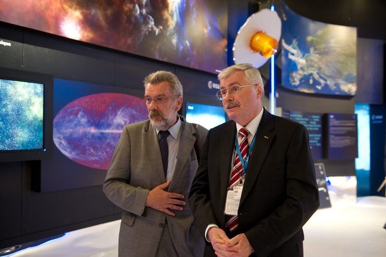 Harald Posch and Karlheinz Kreuzberg visit the ESA pavilion