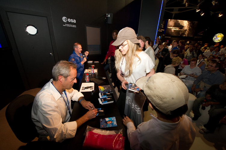 Jean-François Clervoy and Frank De Winne meet the public at the ESA pavilion