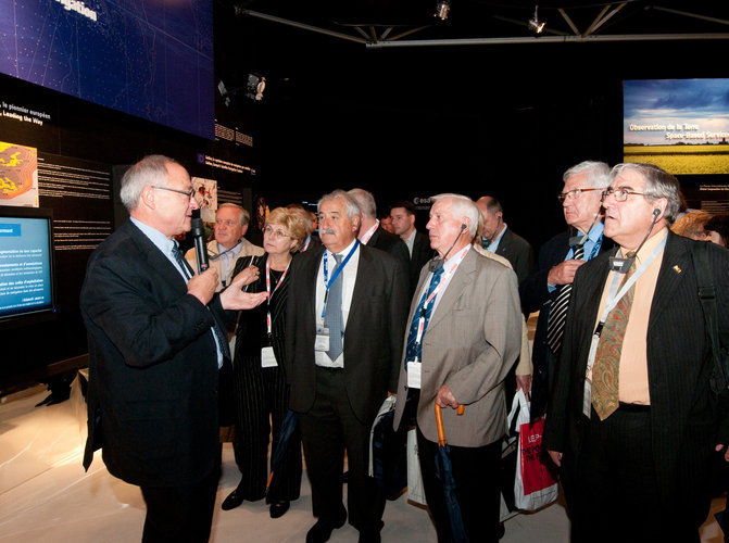 Jean-Jacques Dordain and the French Parliamentary Group on Space visit the ESA pavilion