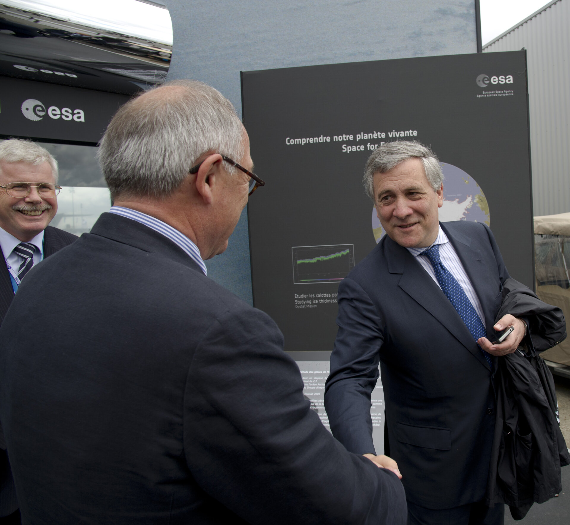 Jean-Jacques Dordain welcomes Antonio Tajani to the ESA pavilion