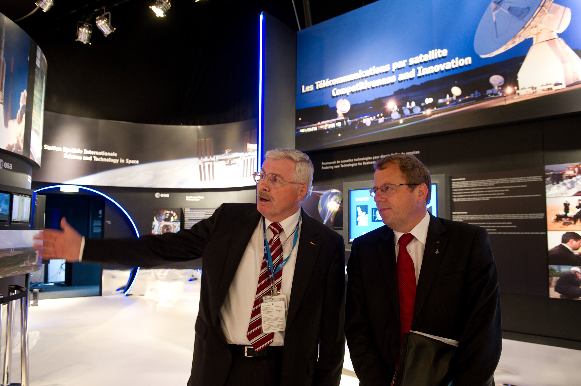 Johann-Dietrich Worner and Karlheinz Kreuzberg visit the ESA pavilion