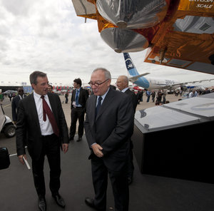 Mr Dordain welcomes Mr Mariani to the ESA Pavilion at Le Bourget