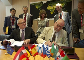 O Dordain (στα αριστερά) και ο Zourek υπογράφουν τη συμφωνία