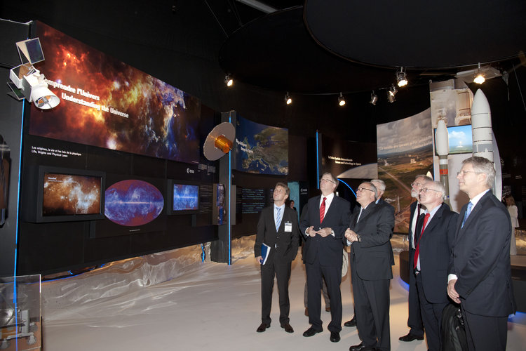 Peter Hintze and Jean-Jacques Dordain visit the ESA pavilion