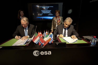Signature of agreement to build IXV
