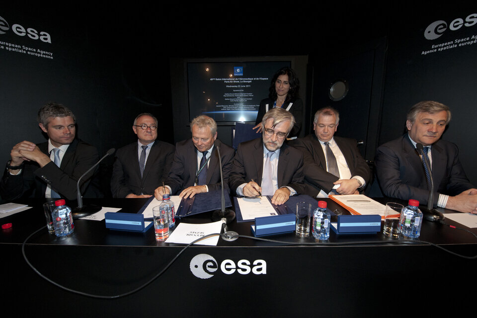 Firma de los contratos para la red de Galileo