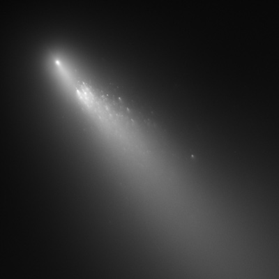 Avaruuspölyä irtoamassa komeetasta