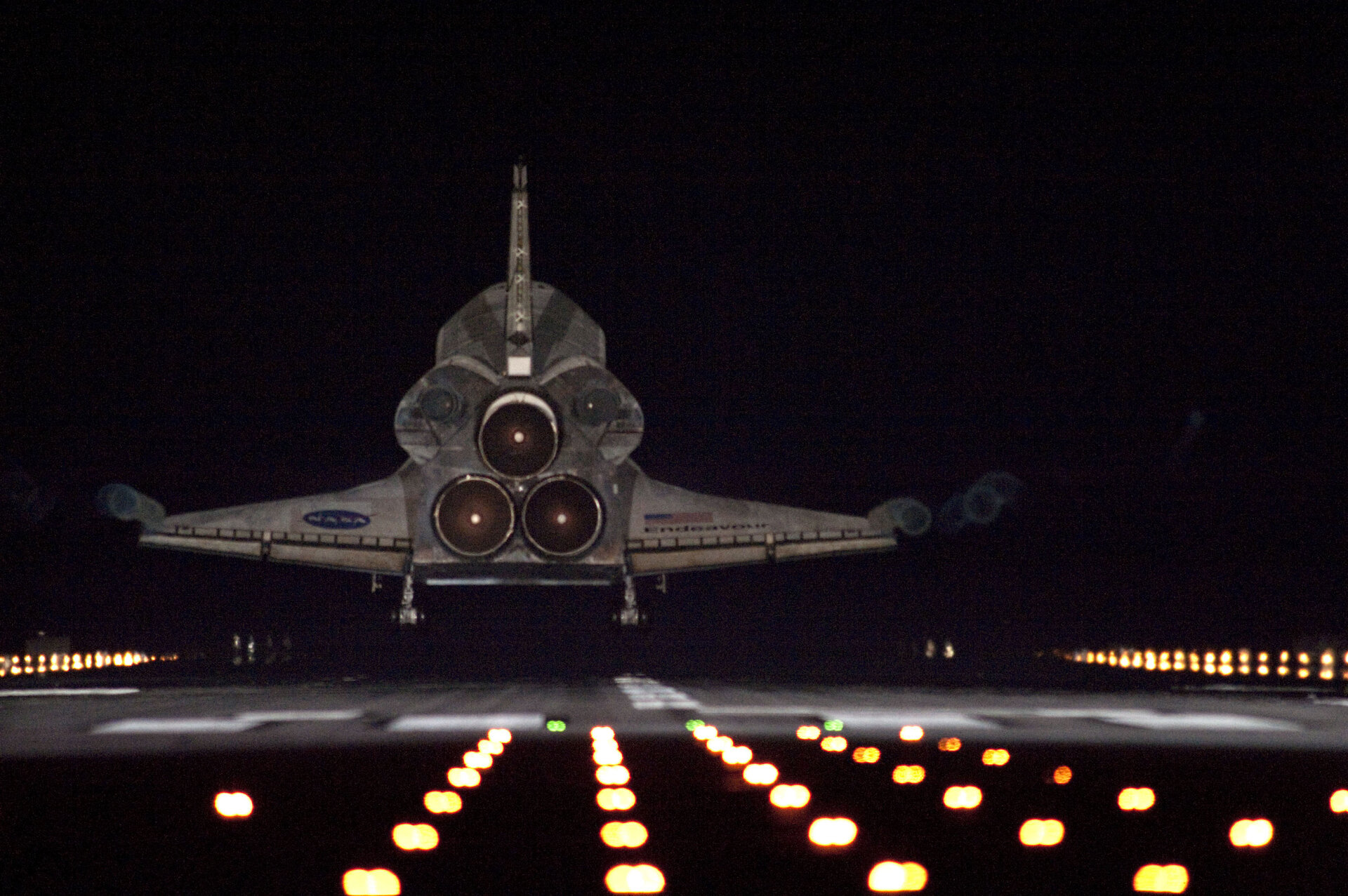 Endeavour landing on the Shuttle Landing Facility