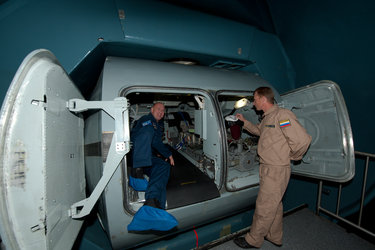 André Kuipers in a centrifuge at GCTC