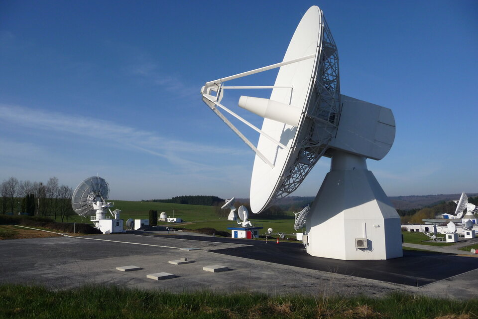Deze grote antenne wordt gebruikt om de Galileo-satellieten te testen