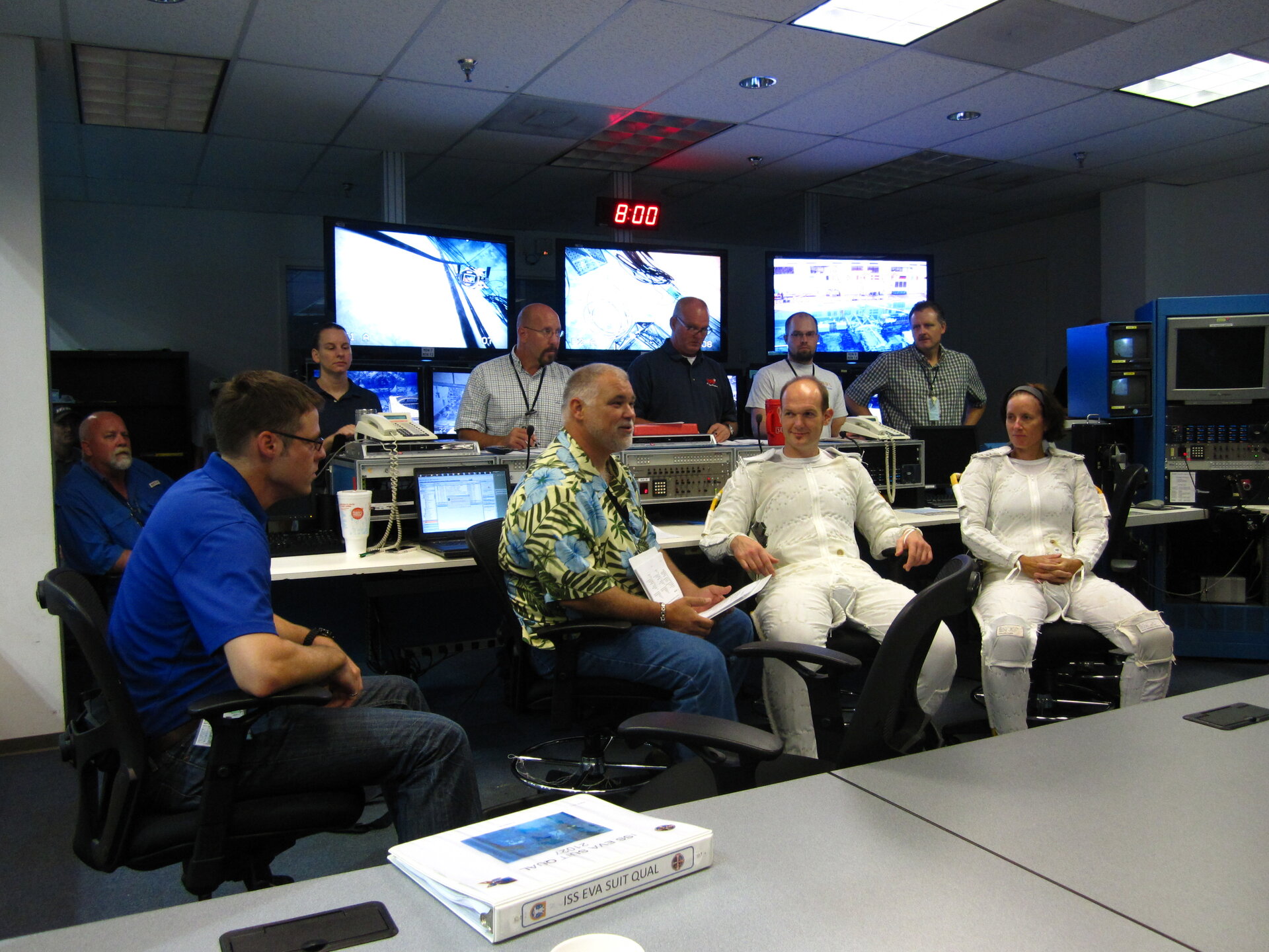 Alexander Gerst in briefing prior spacewalk training