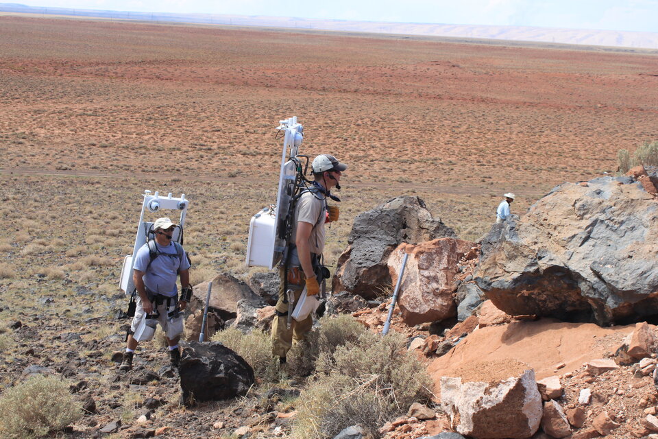 Un astronauta y un geólogo realizan una actividad extravehicular durante los Desert RATS