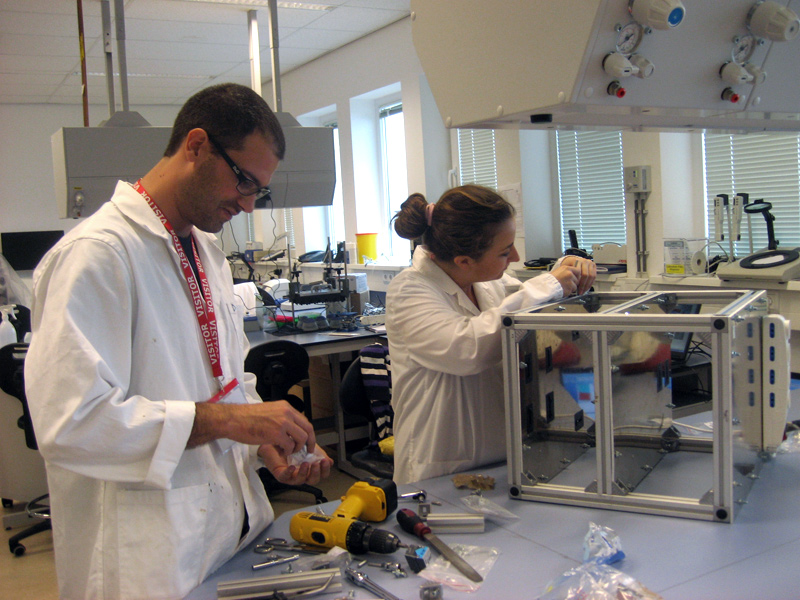 ESA - HyperMEA team preparing samples