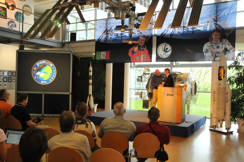 Präsentation des Missionslogos am Europäischen Astronautenzentrum