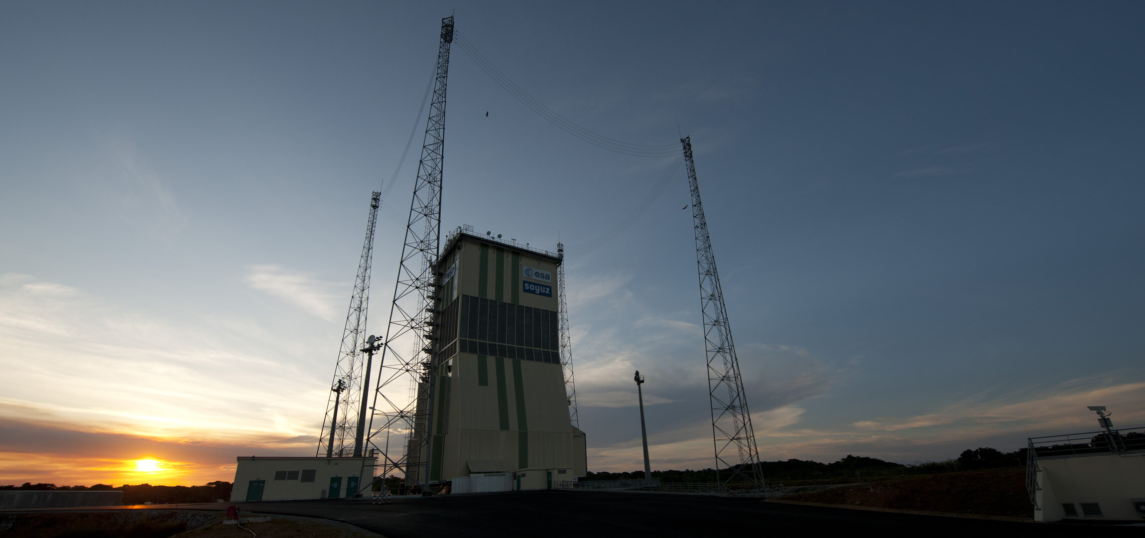 Soyuz mobile gantry